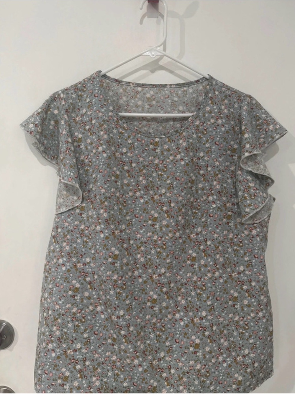 Women's Floral Ruffle Sleeve Blouse in Light Gray